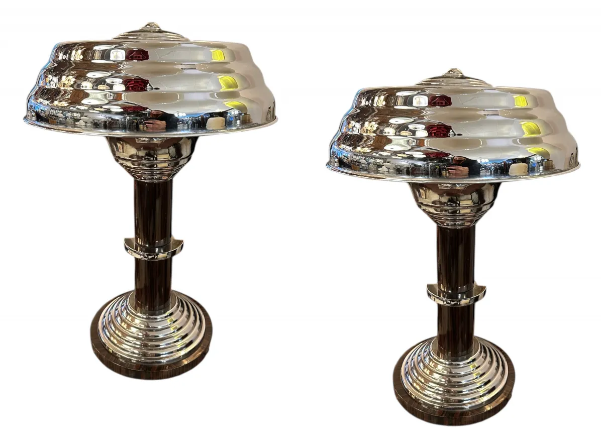 dos antiguas lámparas de mesa con base brillante, en un ambiente acogedor