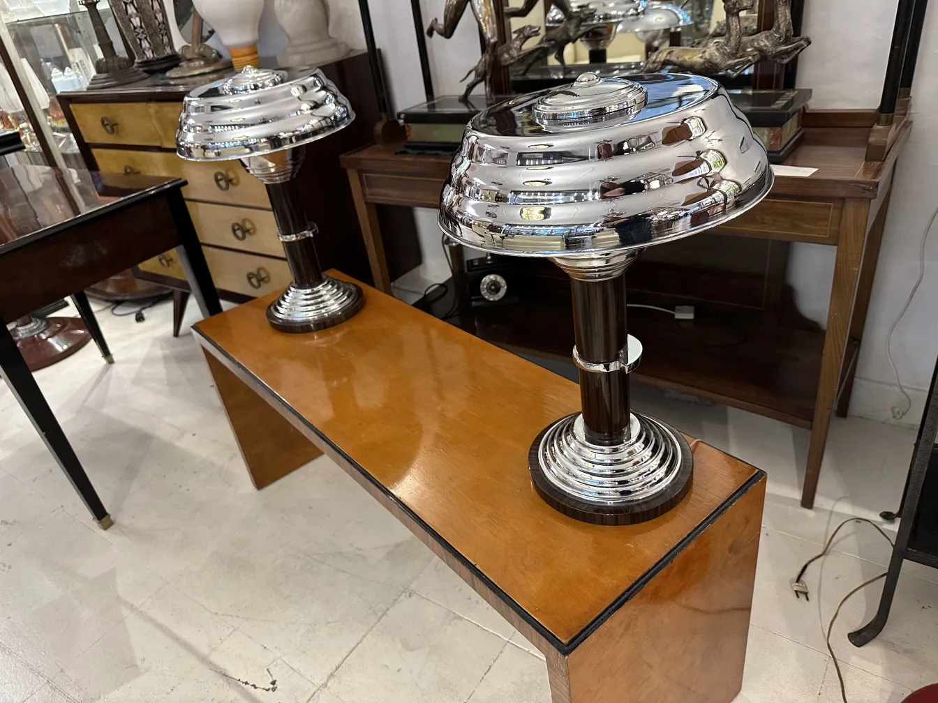 due lampade da tavolo antiche con brillante eleganza, su un tavolo di legno