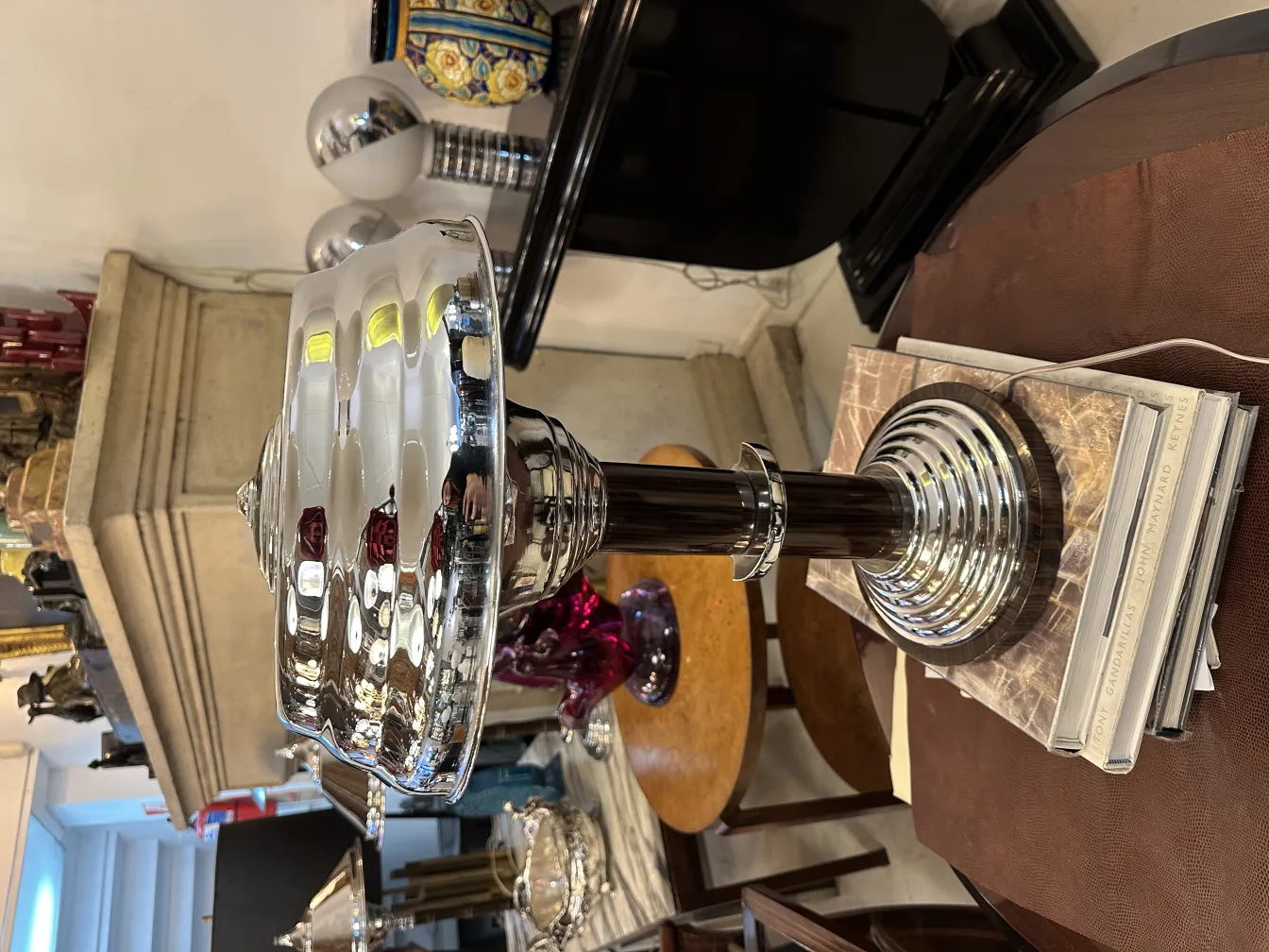 duas lampadas de mesa antigas em um ambiente decorativo