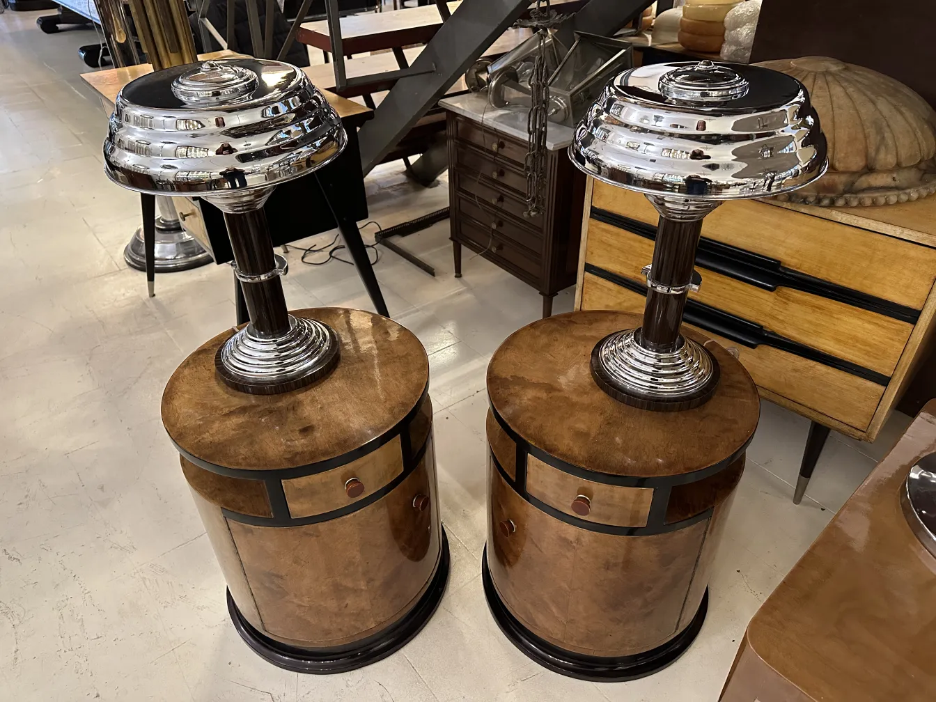 due lampade da tavolo antiche con basi rotonde in un ambiente vintage