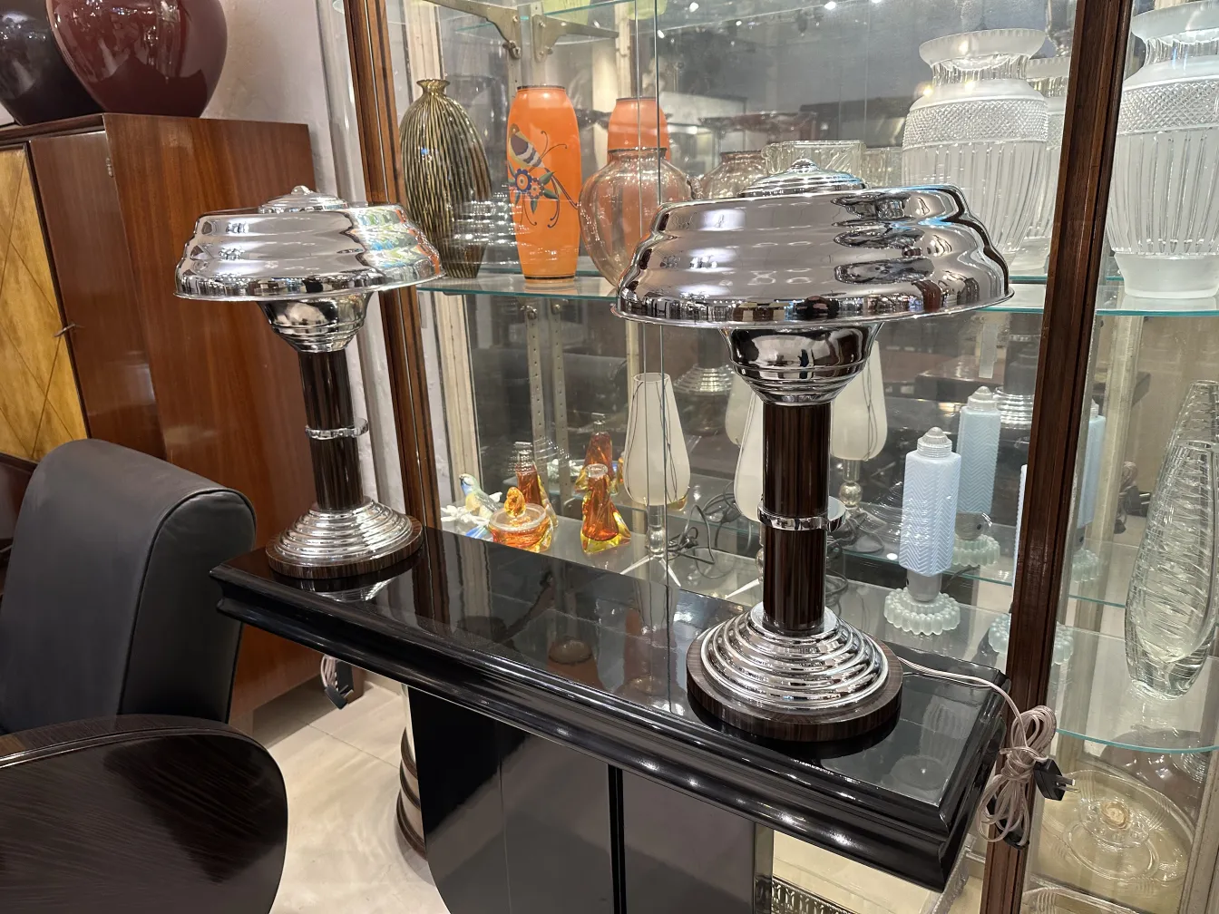 deux lampes de table antiques brillantes avec des bases décoratives