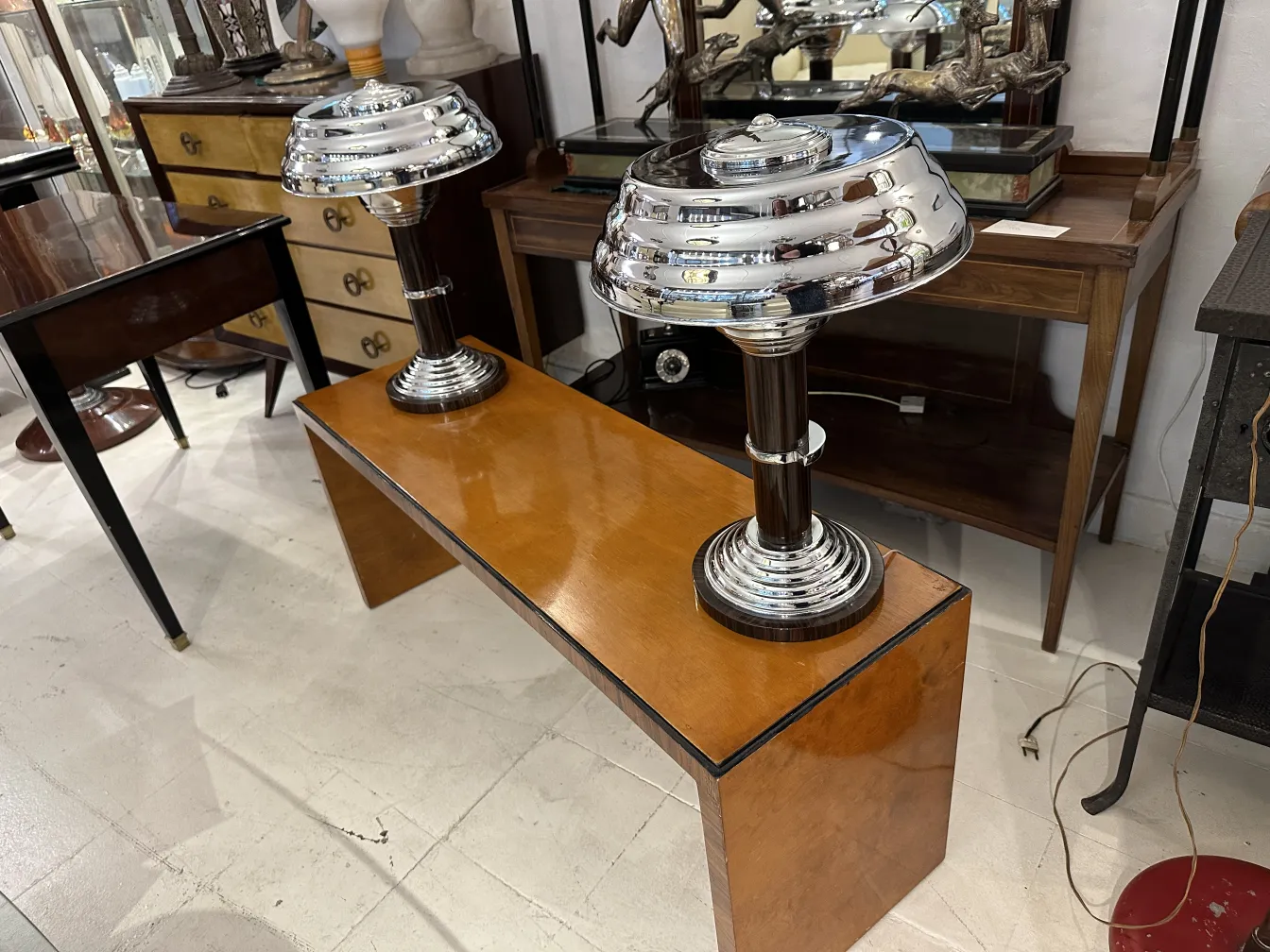 2 lampade da tavolo antiche su un tavolo in legno in un ambiente decorativo