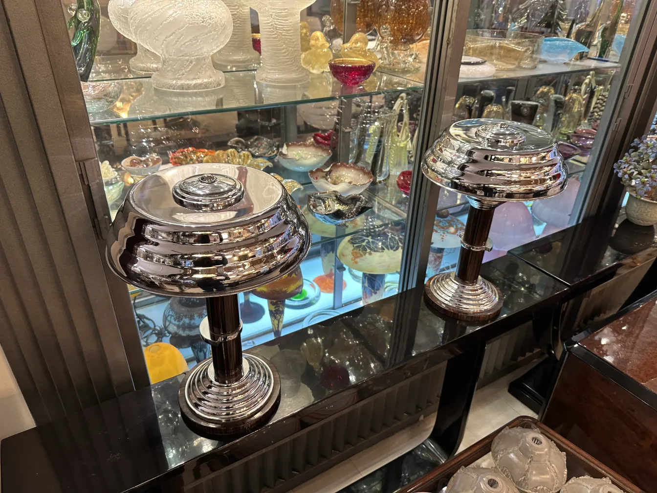 華やかなデザインの古いテーブルランプ2台