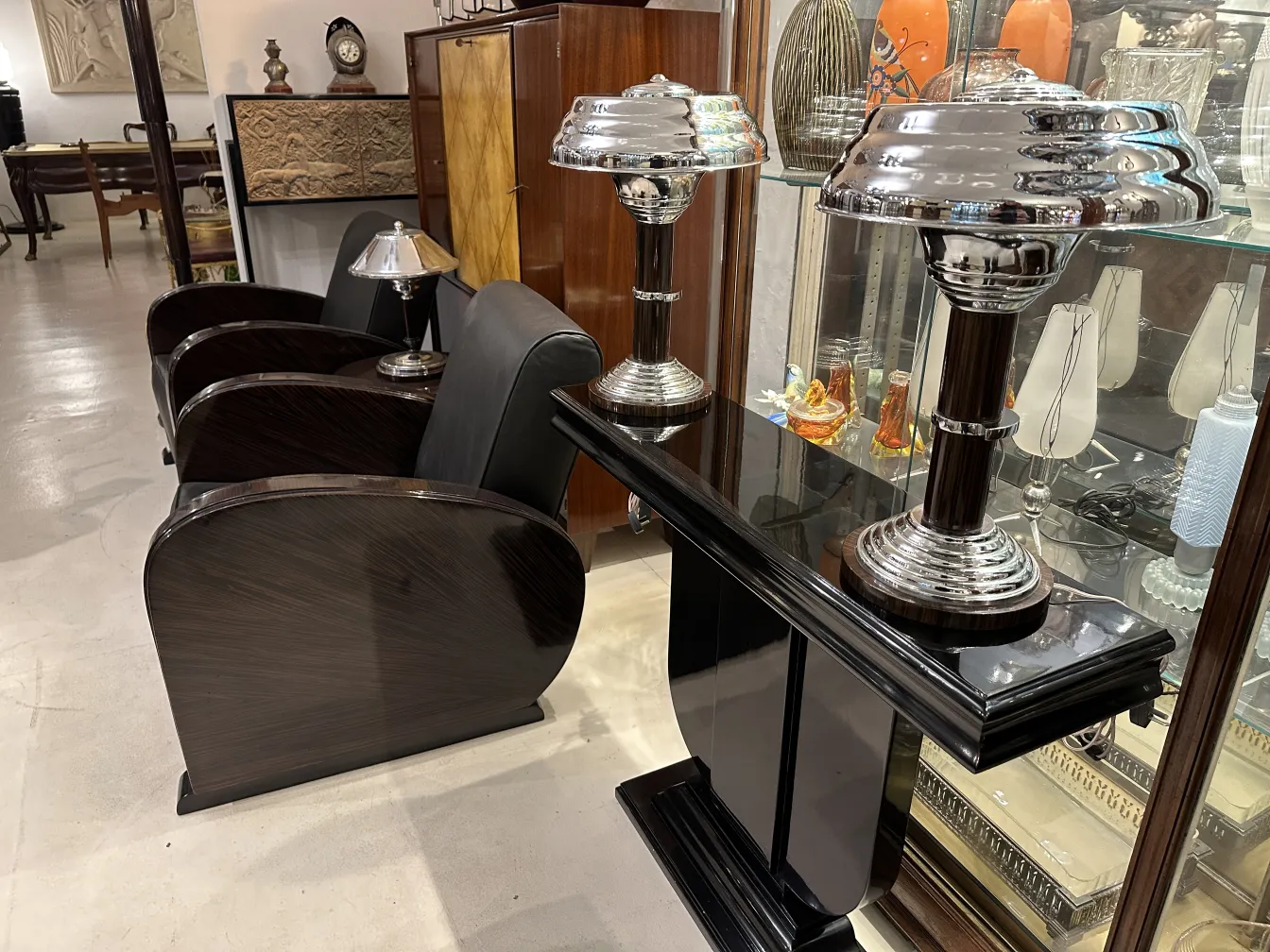 dos lámparas de mesa antiguas con detalles brillantes en un entorno elegante