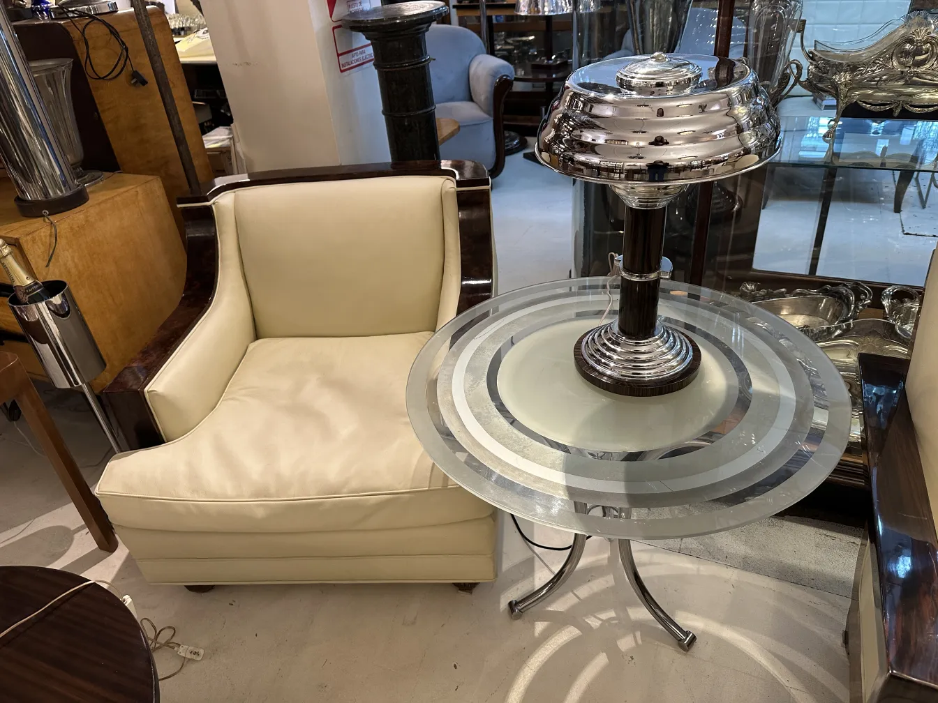 Conjunto de 2 lámparas de mesa antiguas, elegante diseño con formas redondeadas y un ambiente acogedor.