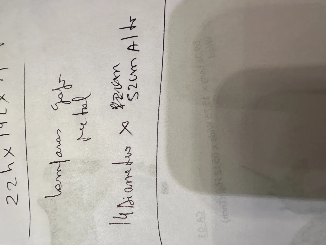 Zwei antike Tischleuchten auf neutralem Hintergrund.