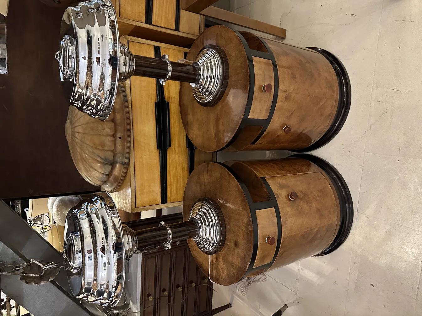 两盏古董台灯，优雅且设计独特，置于温馨的环境中。