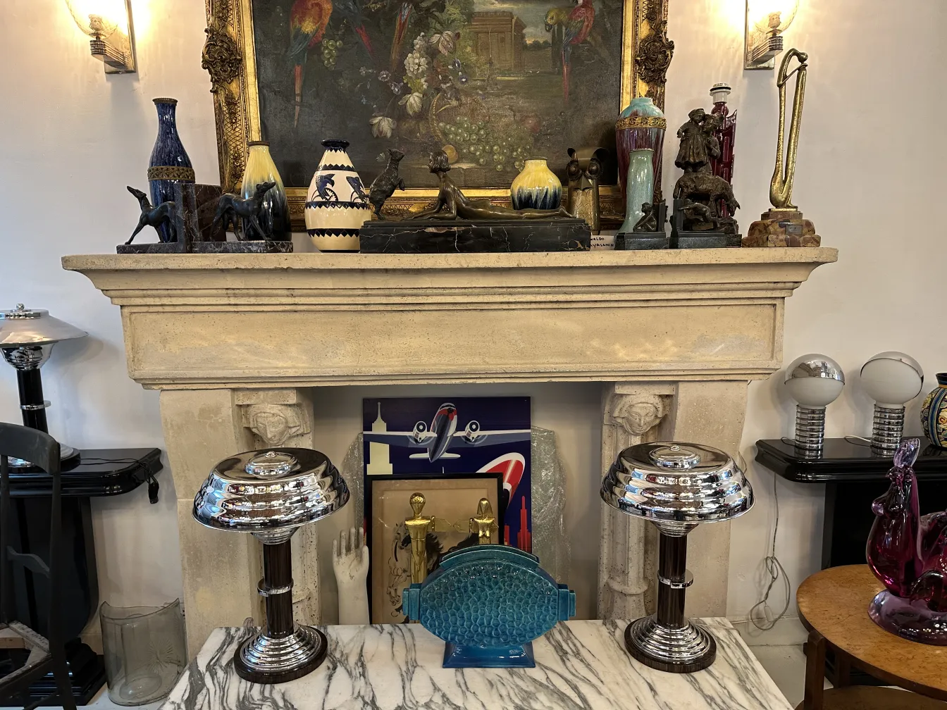 due lampade da tavolo antiche in un ambiente elegante con vari oggetti decorativi