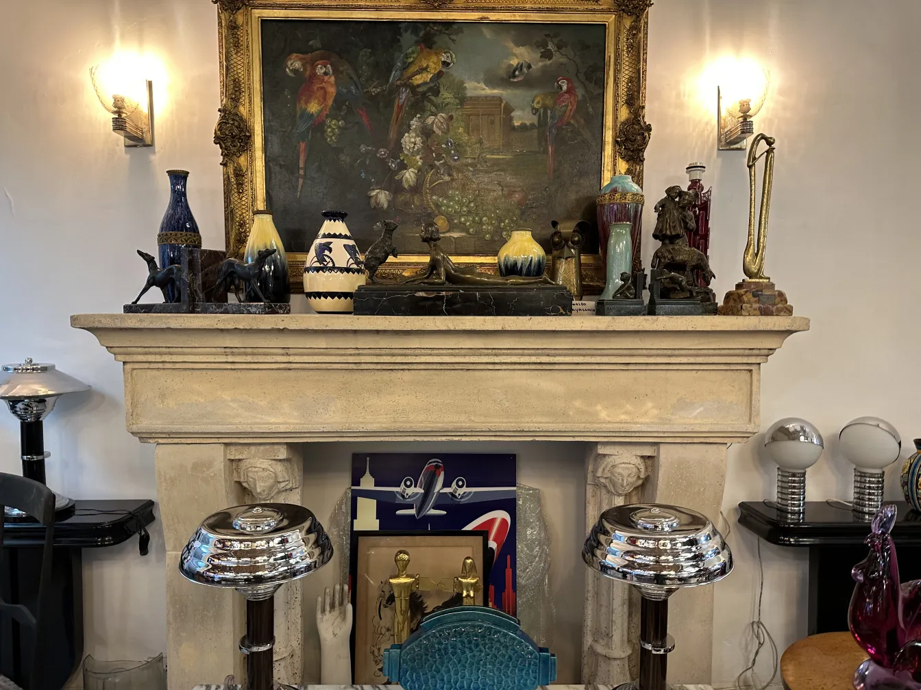 deux lampes de table antiques avec des détails élégants sur une cheminée