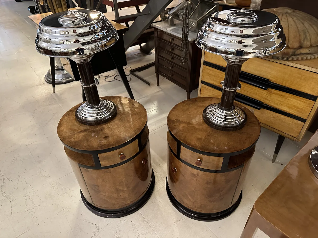 deux lampes de table anciennes avec bases rondes, design élégant, dans un cadre décoratif