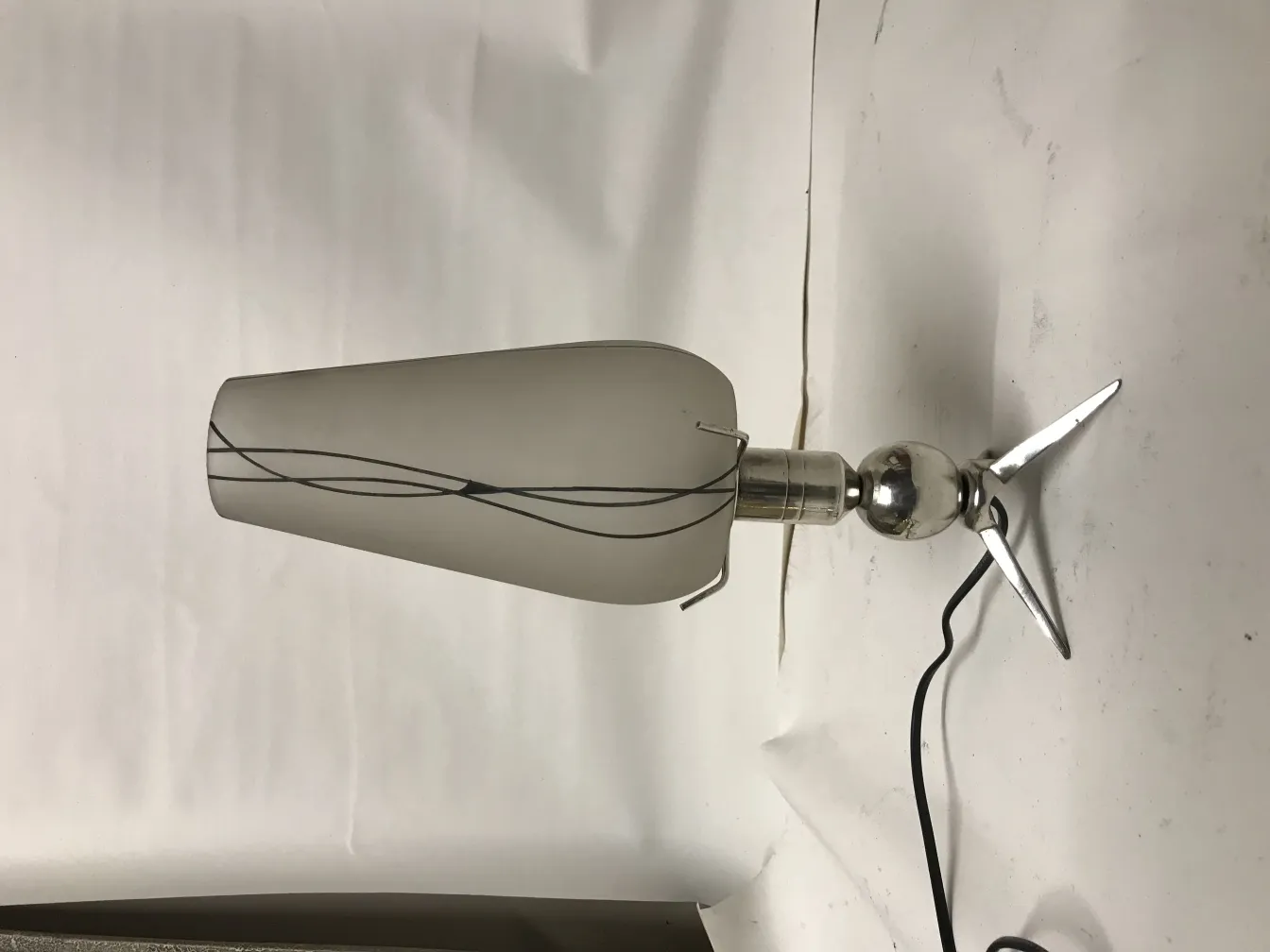 design elegante di 2 lampade da tavolo antiche su sfondo chiaro