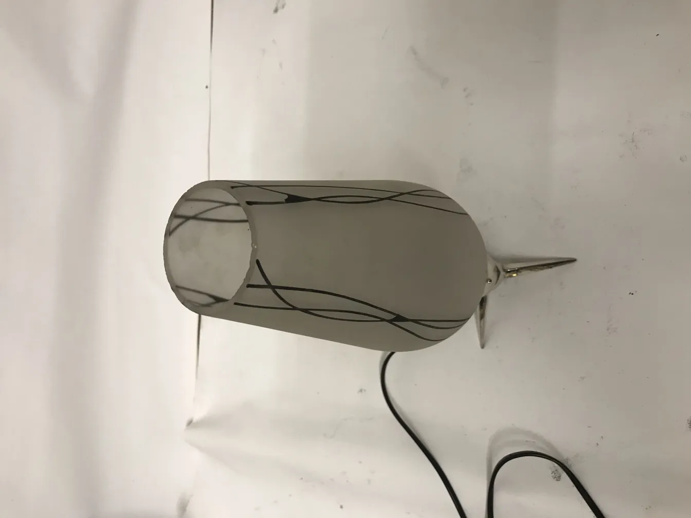 dos lámparas de mesa antiguas con diseño elegante y sencillo