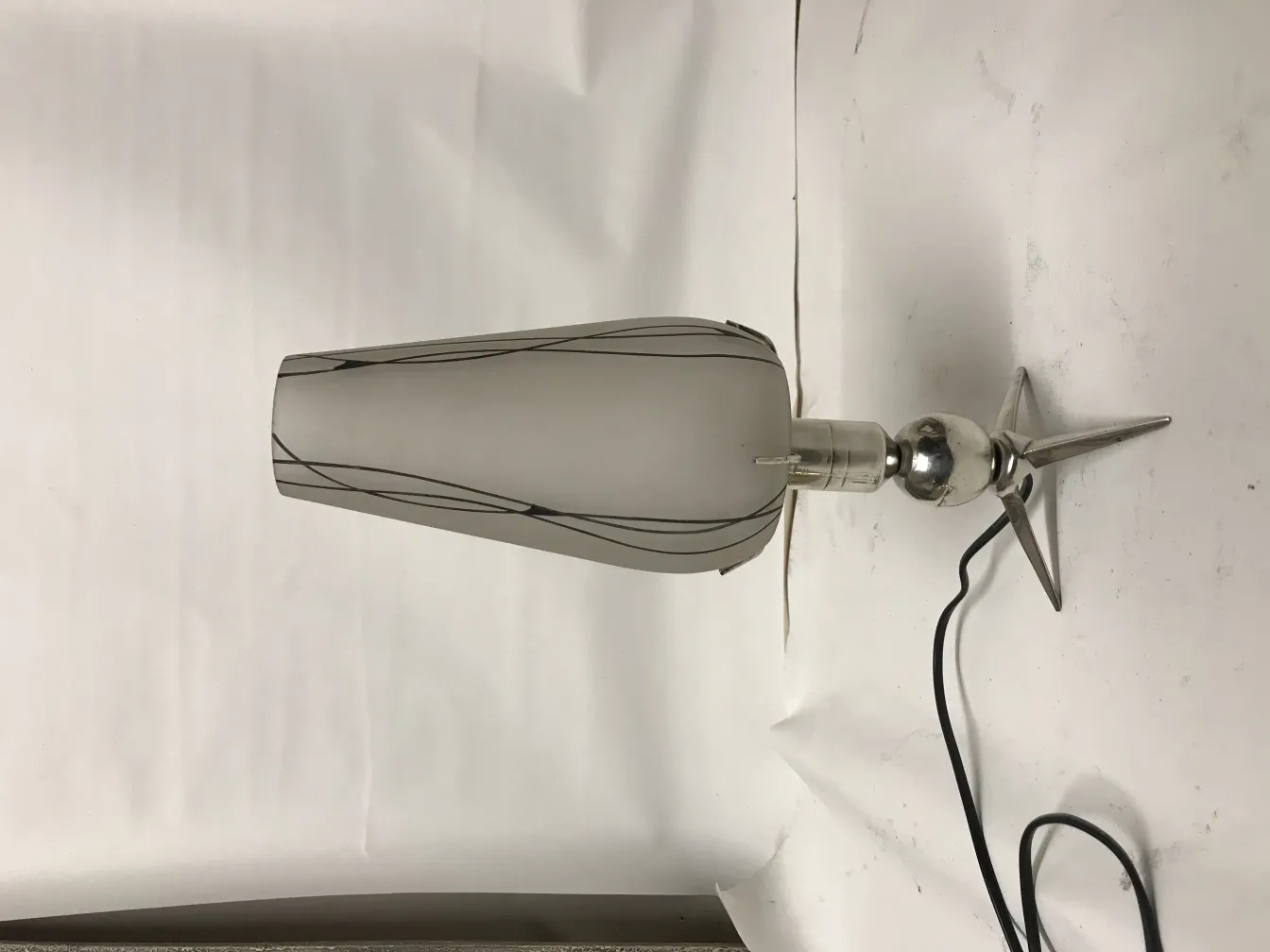 Lâmpadas de mesa antigas com base estilizada e cúpula elegante