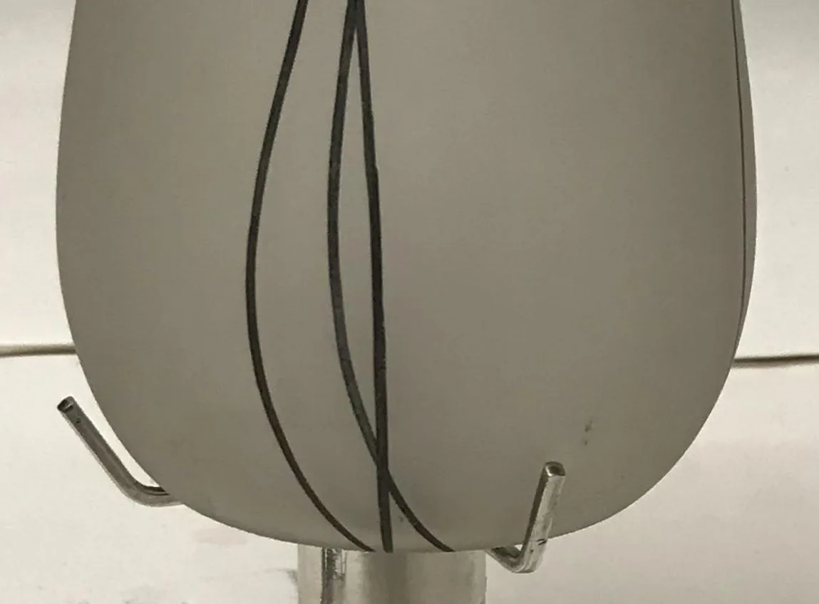 2 антикварные настольные лампы с мягким цветом и стильным дизайном, идеально подходящие для декора.