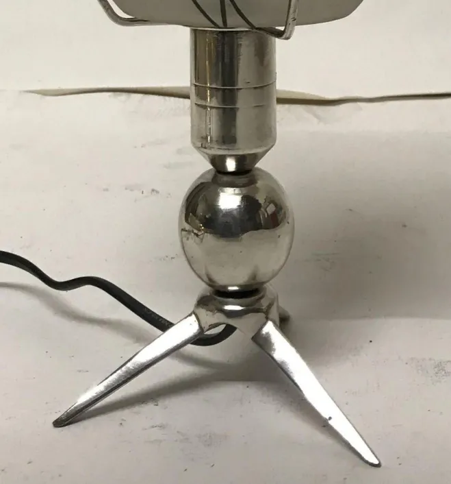 vista di 2 lampade da tavolo antiche con base sferica e cavo nero