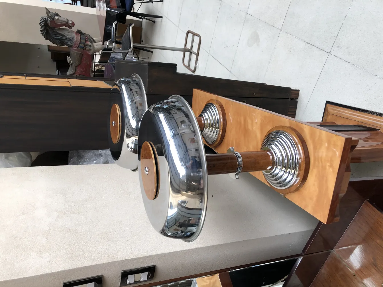 Duas lâmpadas de mesa antigas com bases redondas e brilho, colocadas em um ambiente elegante.