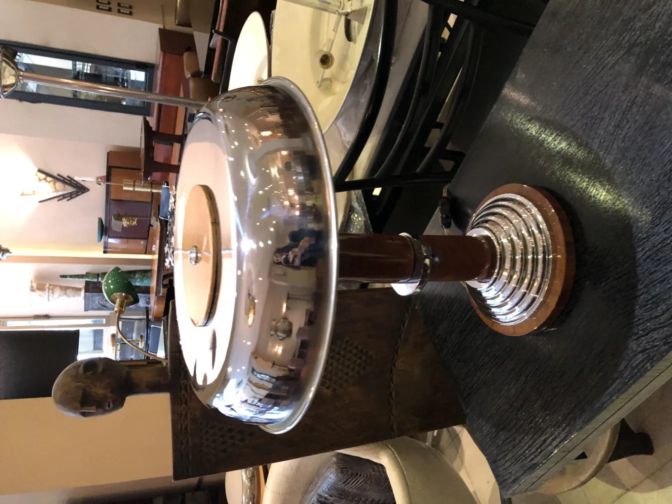 Due lampade da tavolo antiche con base elegante e brillante