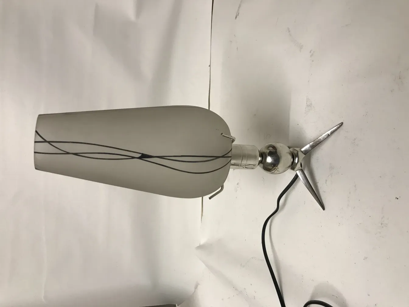 2 lampes de table antiques au design unique et élégance, fond clair