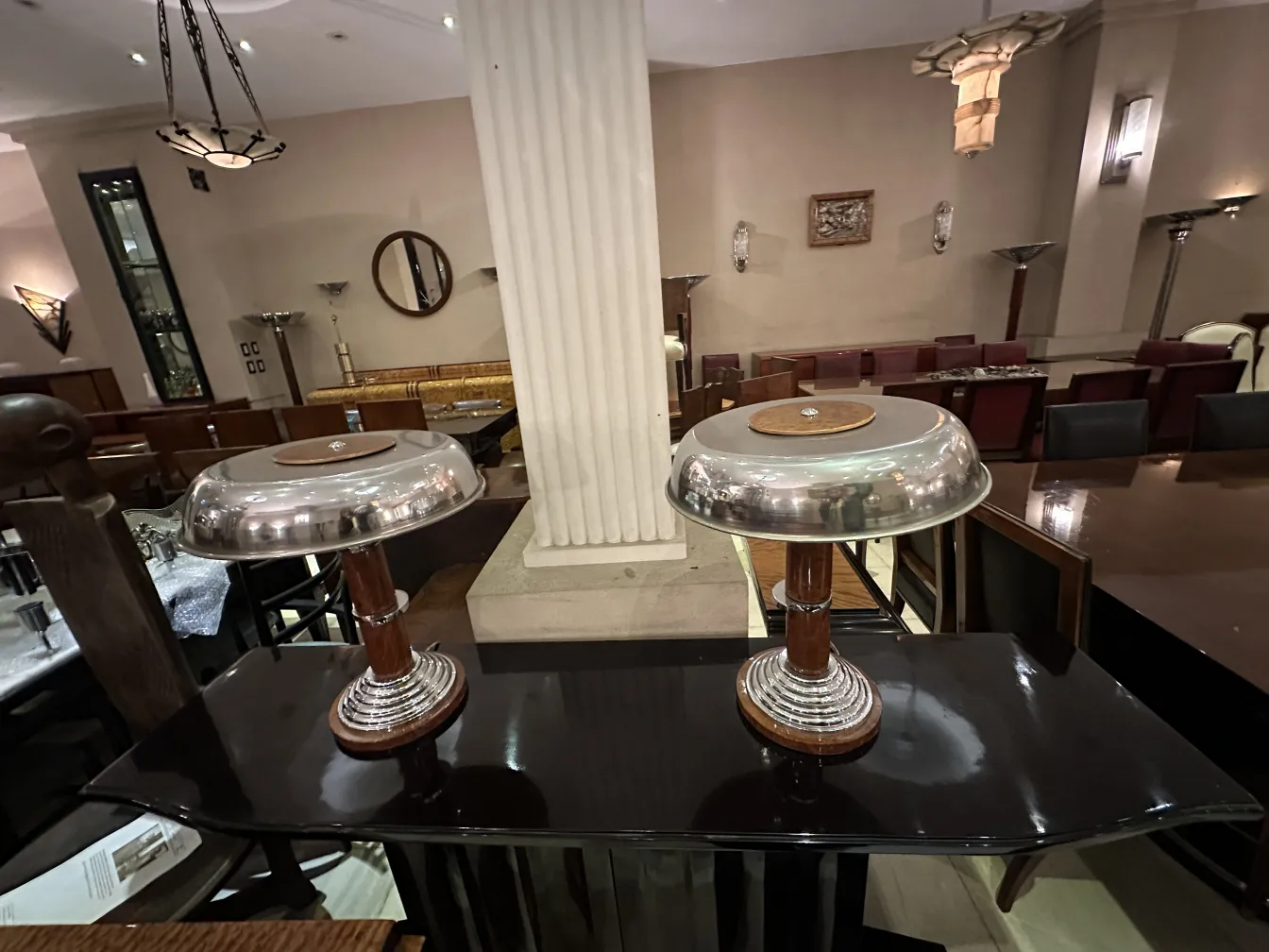 dos lamparas de mesa antiguas en ambiente elegante