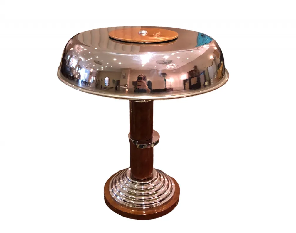 两盏古董桌灯，设计光亮