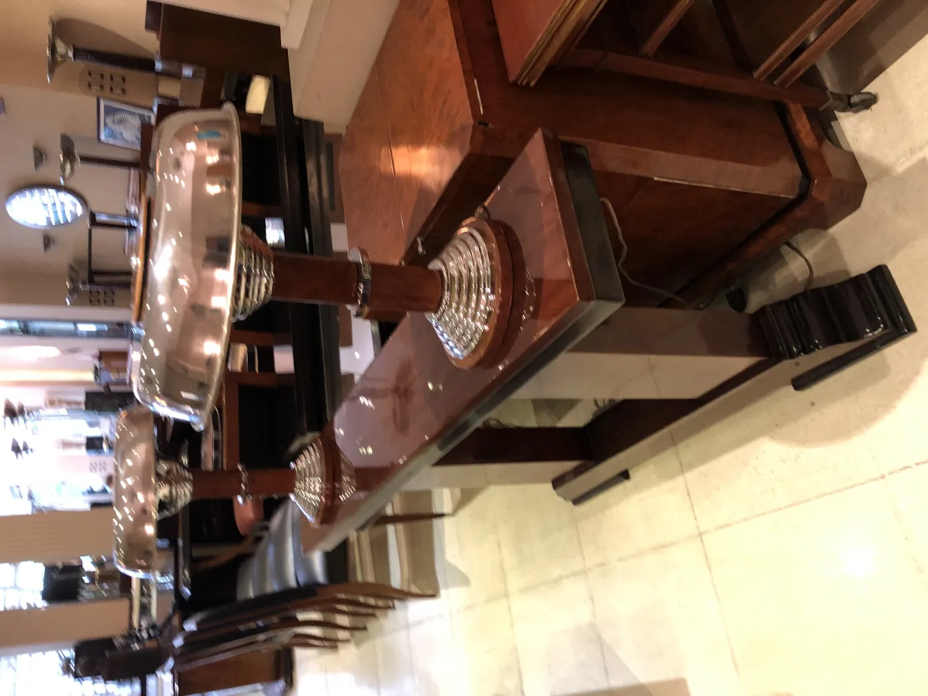 Ansicht von 2 antiken Tischleuchten mit dekorativem Sockel