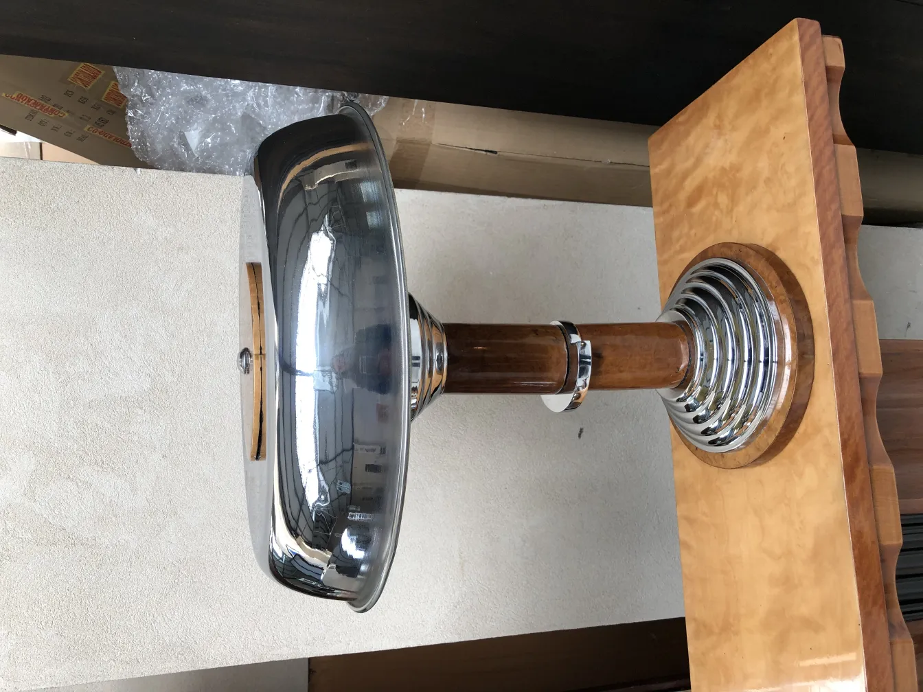 2 lampes de table anciennes avec finition brillante et base décorative