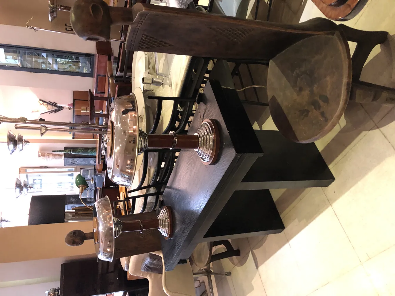 2 lámparas de mesa antiguas con base elegante y diseño clásico en un ambiente acogedor.