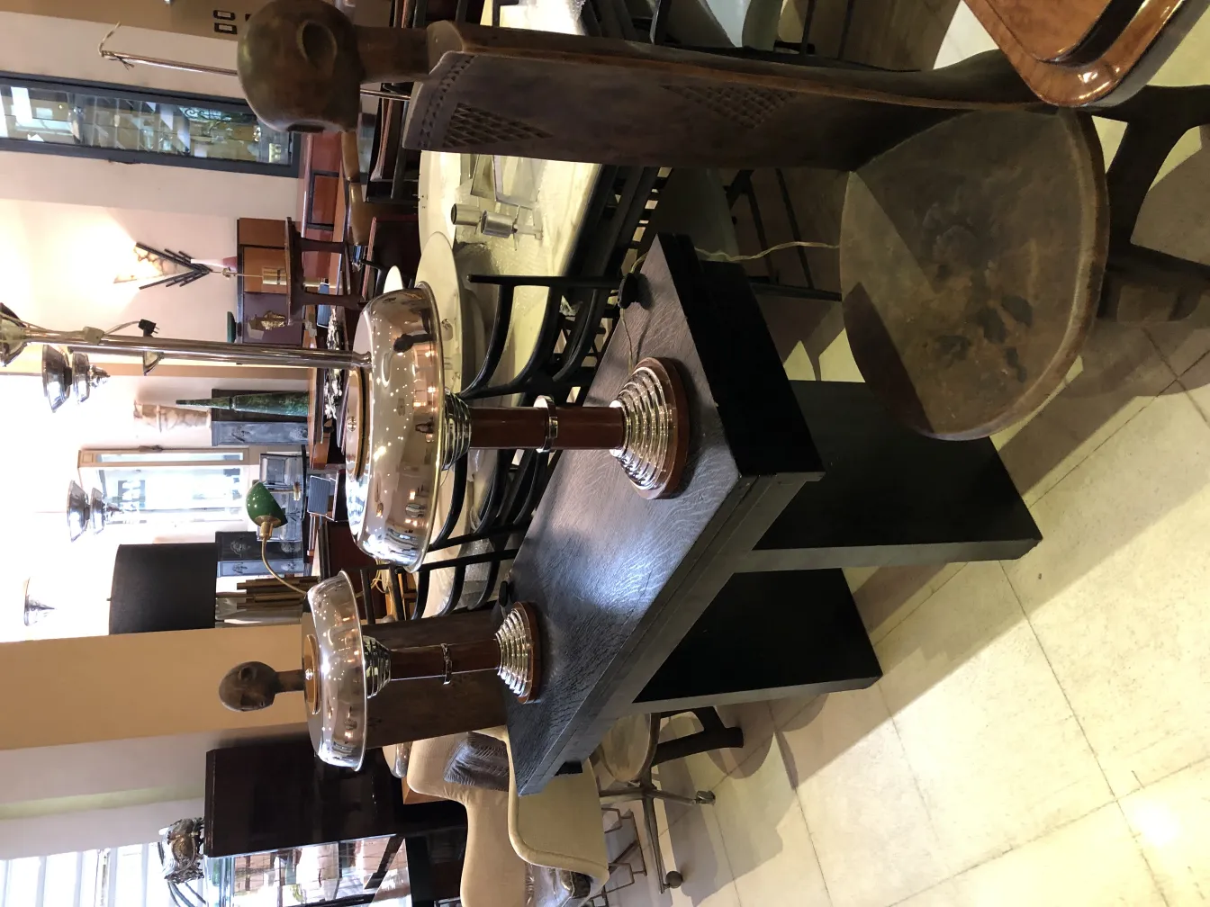 Conjunto de duas lâmpadas de mesa antigas com bases decorativas