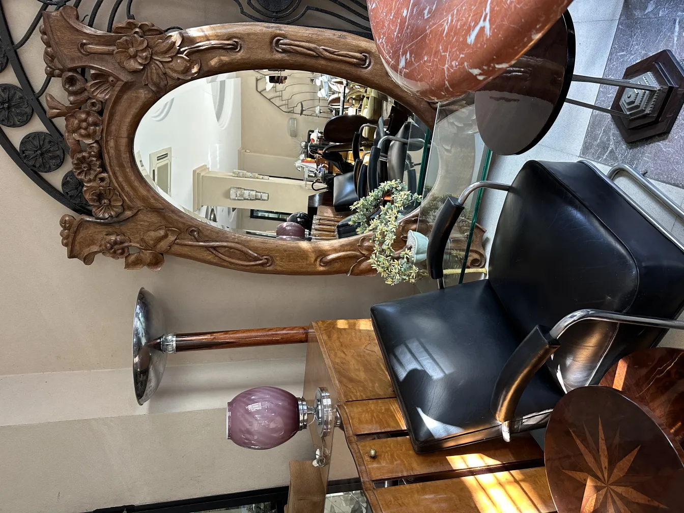 duas lâmpadas de mesa antigas com bases decorativas