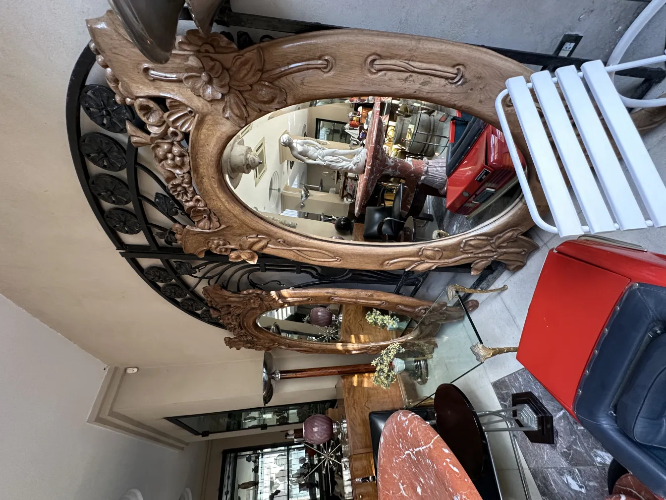 Duas lâmpadas de mesa antigas em um ambiente decorativo