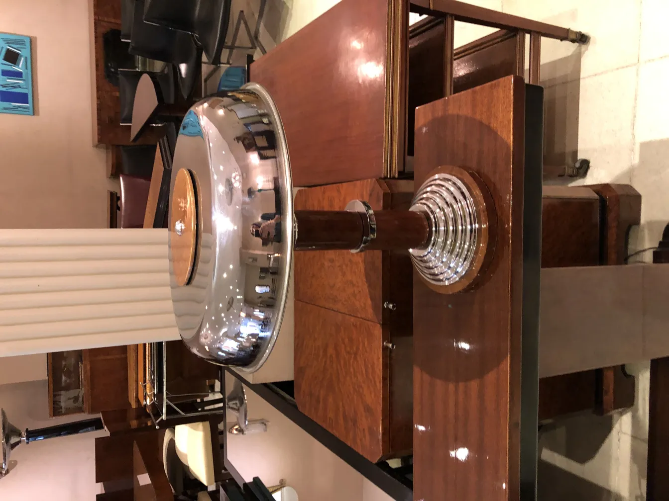 고전적인 테이블램프 2개의 측면 보기, 장식용 받침대와 광택 있는 스크린 포함