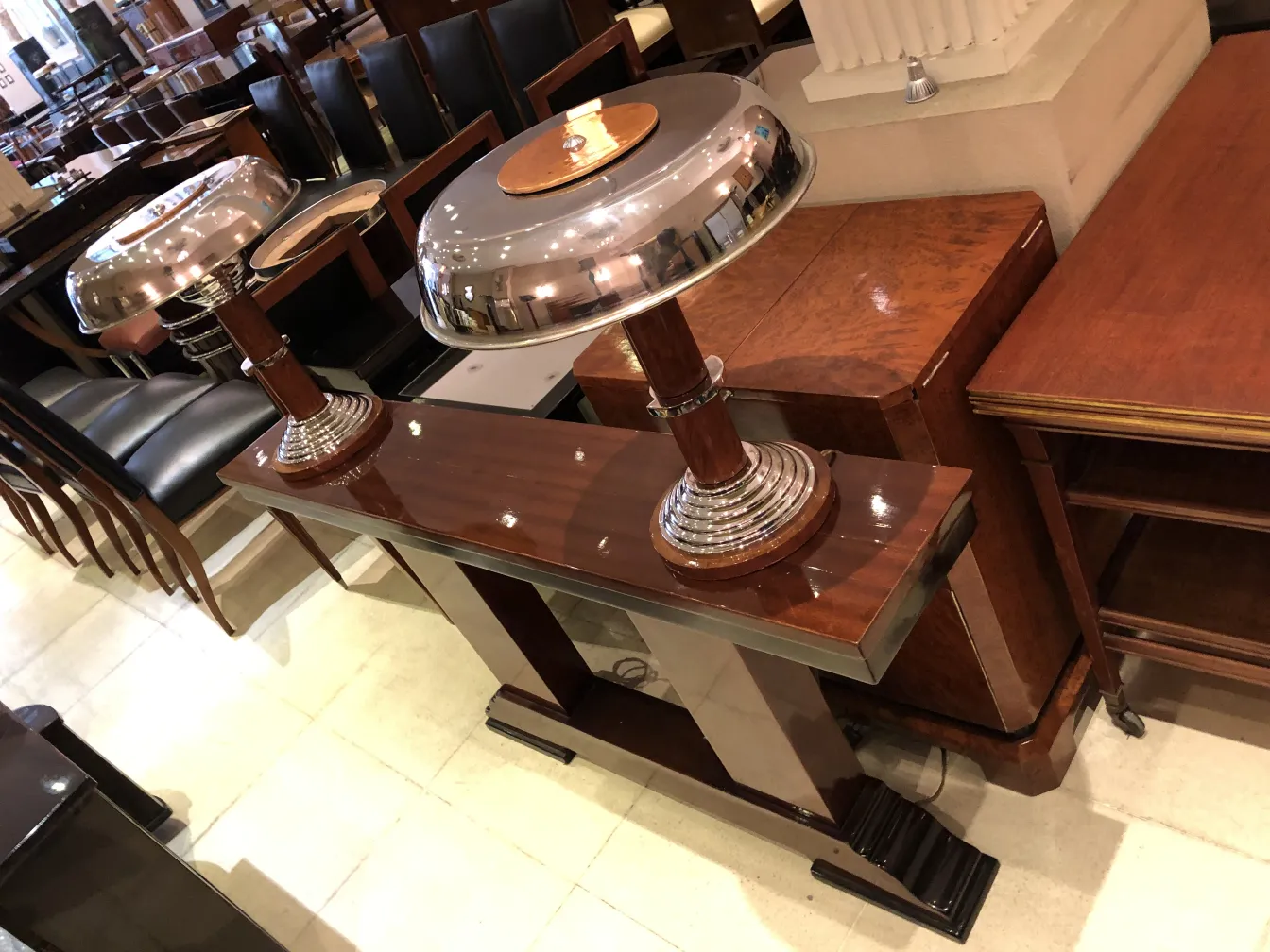 due lampade da tavolo antiche con design elegante in un ambiente classico di mobili