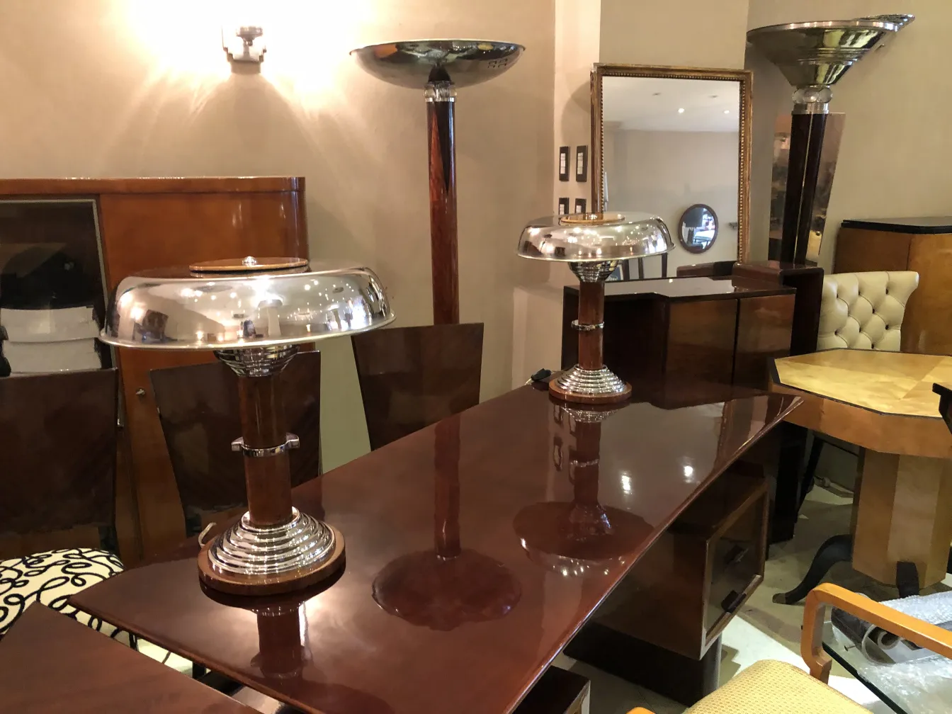 Ensemble de 2 lampes de table anciennes dans un cadre élégant