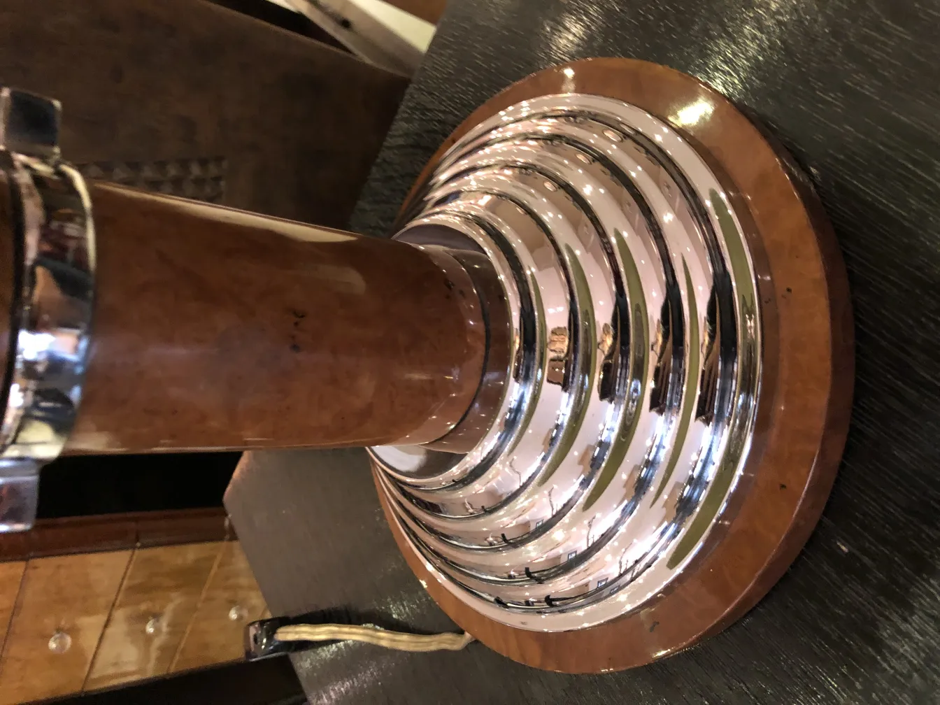 현대적인 스타일의 고전적인 테이블 램프 2개, 장식용.