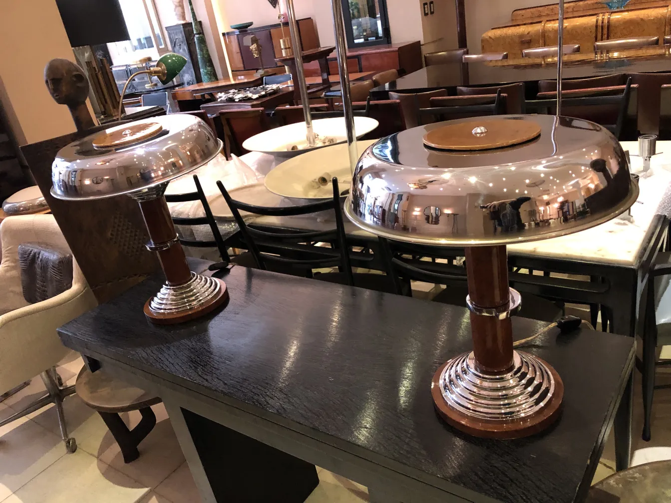 dos lámparas de mesa antiguas con bases redondas en un ambiente elegante