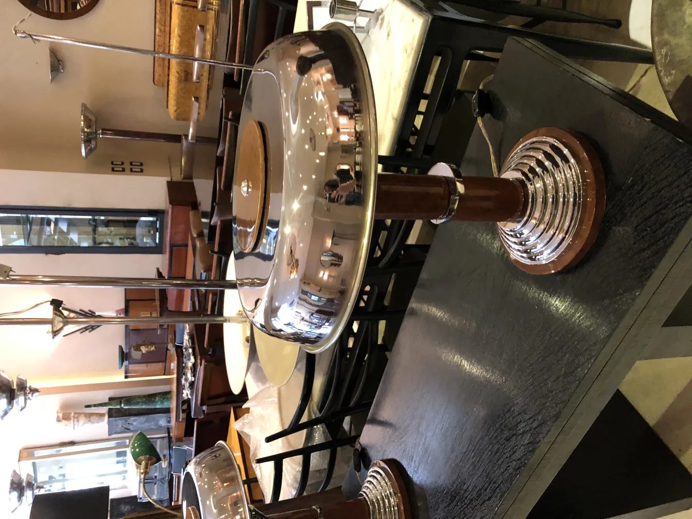 due lampade da tavolo antiche in un ambiente accogliente