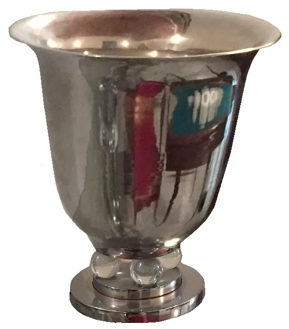 مصباحان قديمان لطاولة مع قواعد أنيقة في حالة مريحة.