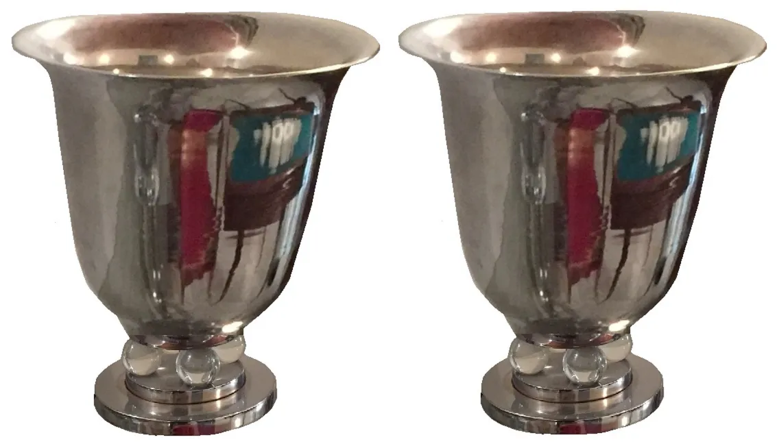 Visão de duas lâmpadas de mesa antigas com design decorativo elegante.