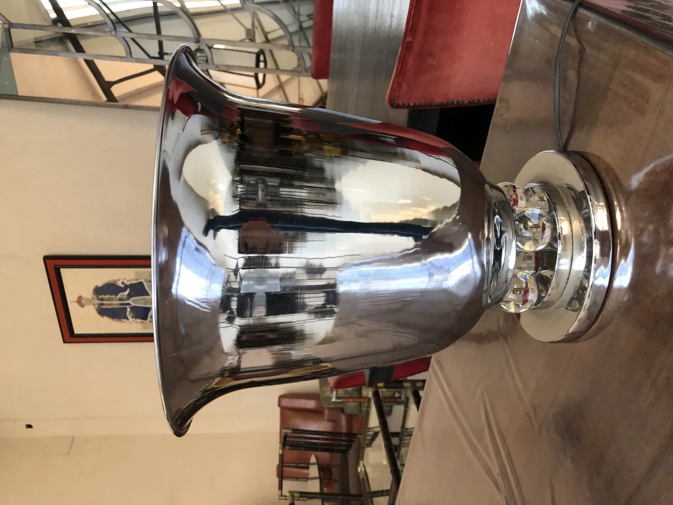 deux lampes de table anciennes au design élégant dans un cadre de salle à manger