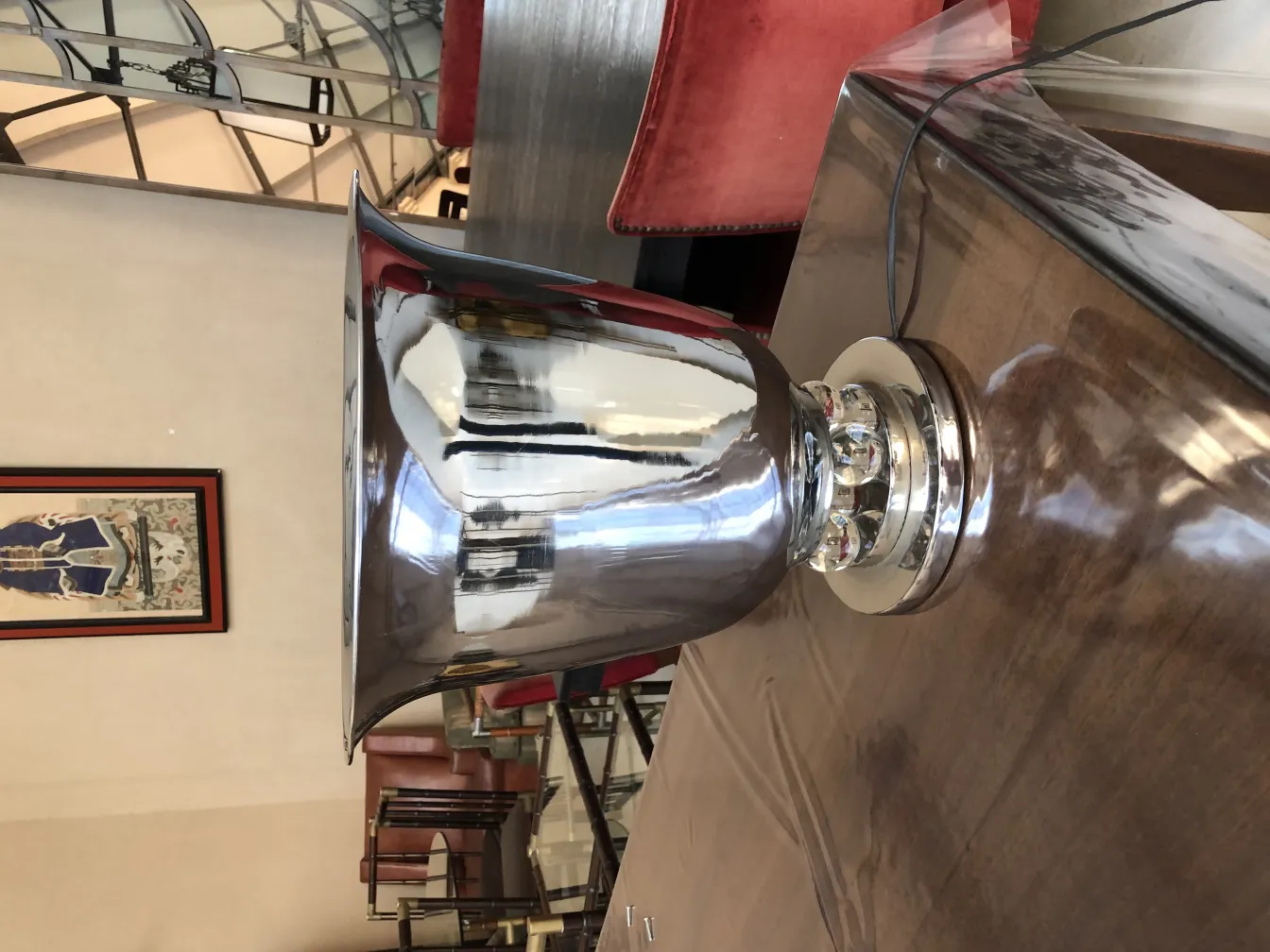 due lampade da tavolo antiche brillanti in un ambiente elegante con mobili