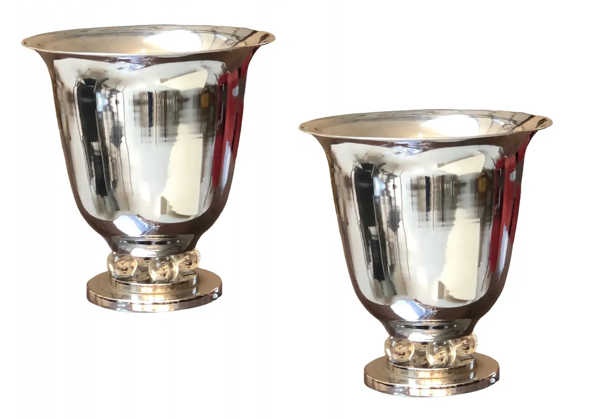 مصباحان قديمان لطاولة في بيئة أنيقة