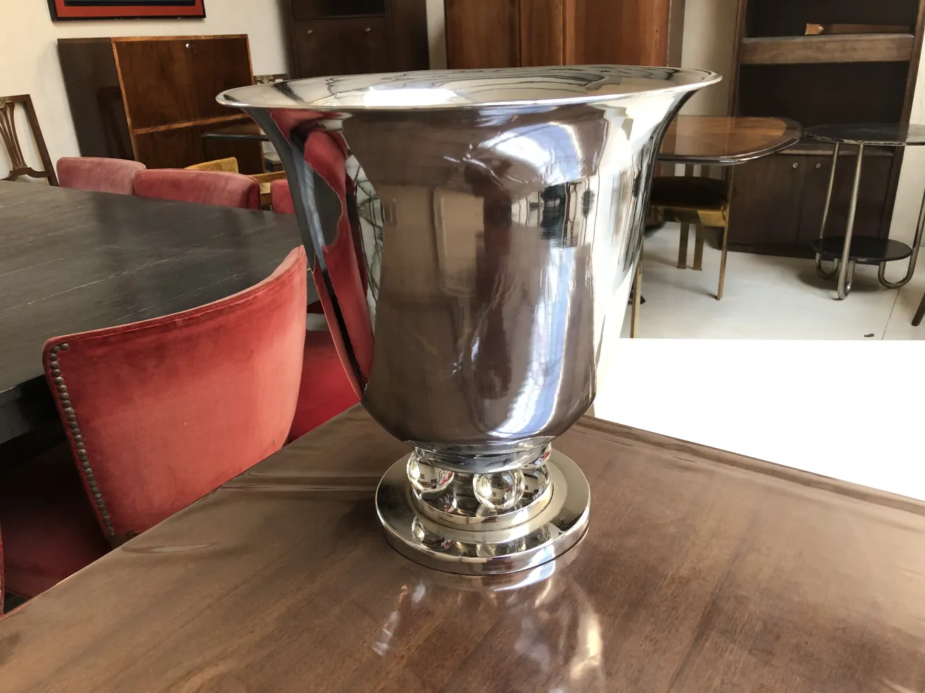 Due lampade da tavolo antiche in un ambiente elegante.