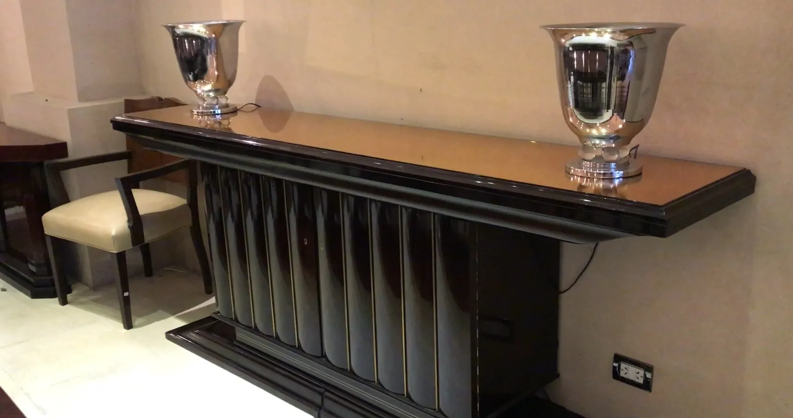 Set di 2 lampade da tavolo decorative antiche su un tavolo