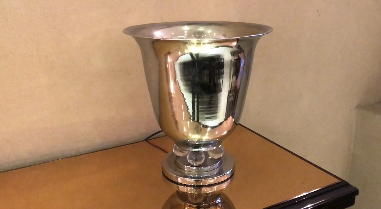 zwei antique Tischleuchten, glänzend in einem eleganten Ambiente