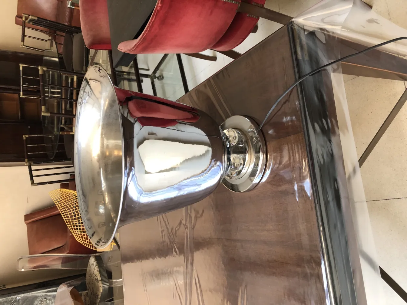 deux lampes de table anciennes avec une finition brillante dans un cadre élégant