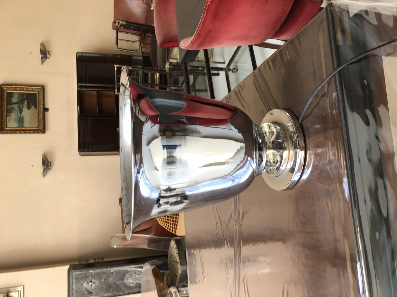 due lampade da tavolo antiche in un ambiente elegante