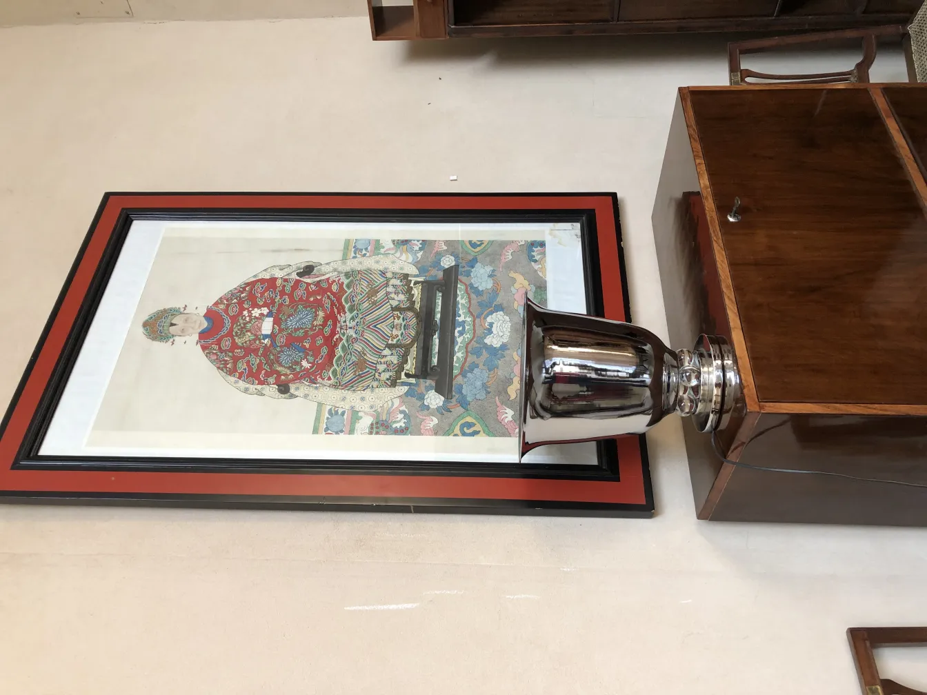 Duas lâmpadas de mesa antigas com design elegante, em um ambiente aconchegante com obras de arte ao fundo.