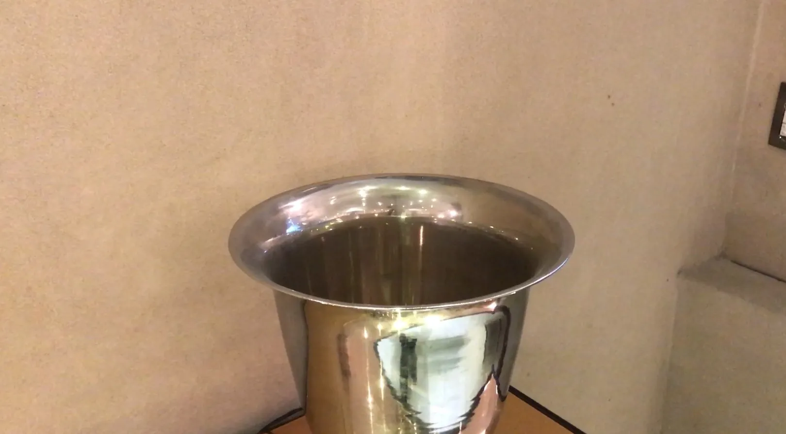 dos antiguas lámparas de mesa con diseño elegante en un entorno cálido.