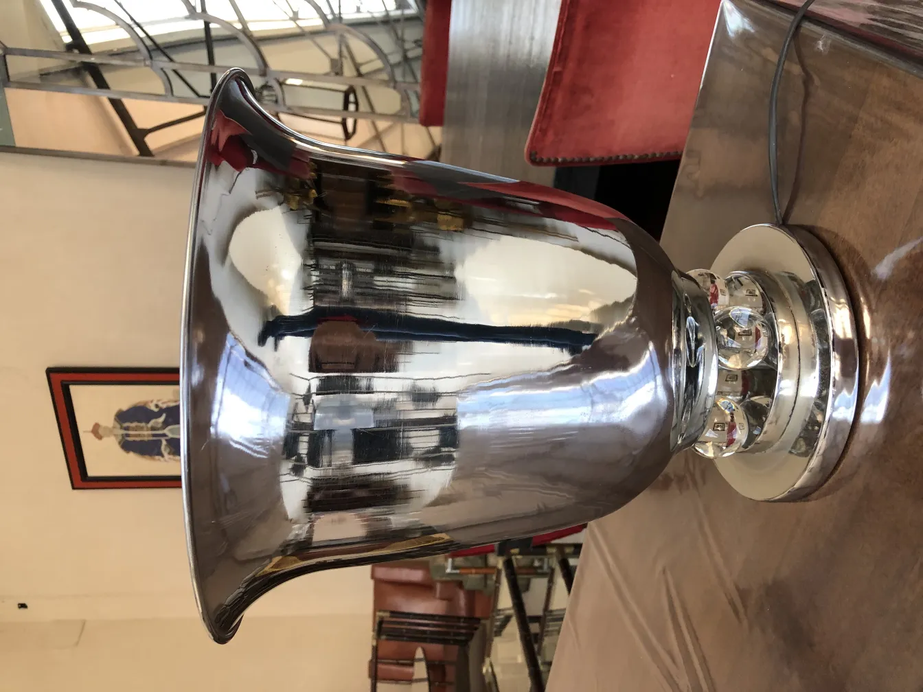 Set di 2 lampade da tavolo antiche, eleganti e brillanti in un ambiente classico.