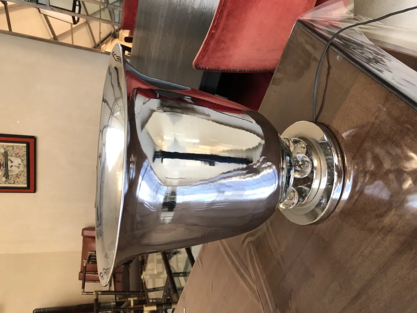 deux lampes de table anciennes au design brillant, dans un cadre élégant avec des meubles en arrière-plan